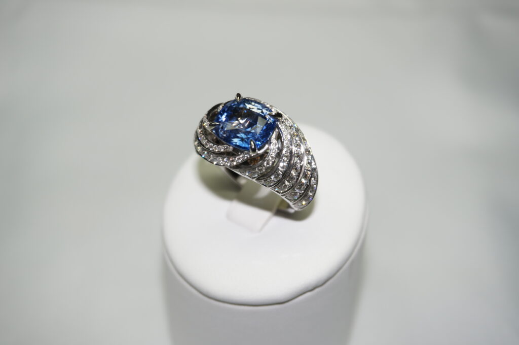 Bague solitaire sertie d'un saphir bleu naturel