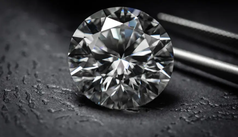 Gros plan sur un diamant solitaire taille brillant